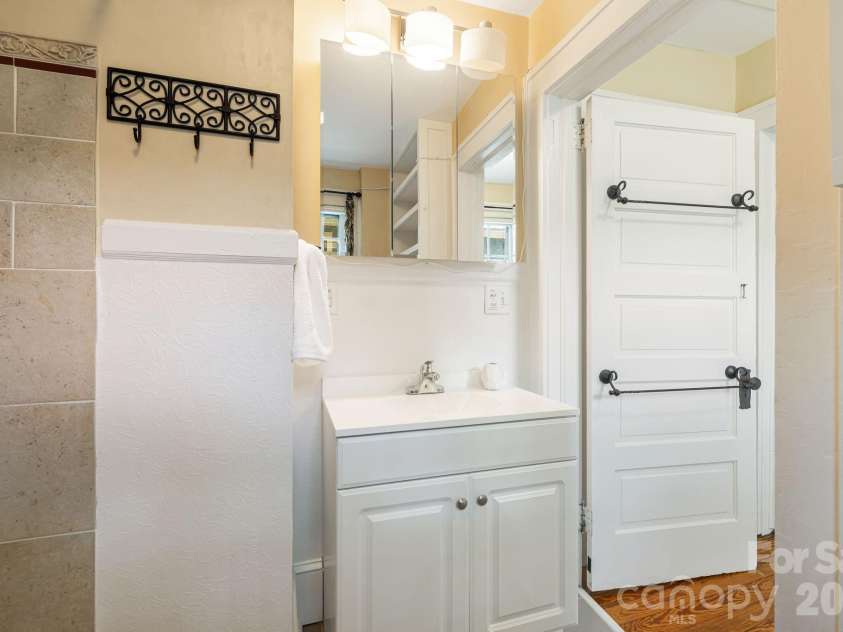 28 Woodlawn Avenue, Asheville, NC 28801.  MLS# CAR4405546, YatesRealty ID 40468. Second Floor Full Bathroom