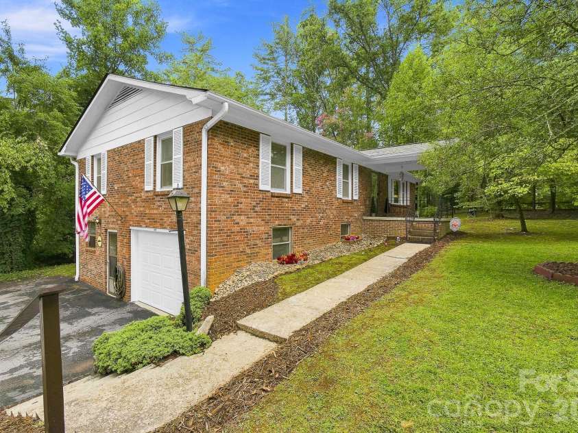108 Arthur Lane, Hendersonville, NC 28791.  MLS# CAR4400429, YatesRealty ID 40469. 