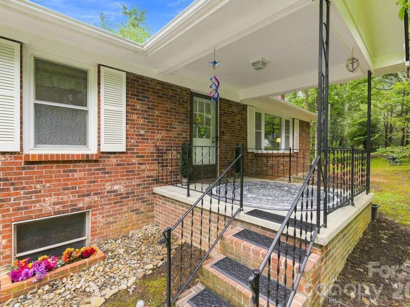 108 Arthur Lane, Hendersonville, NC 28791.  MLS# CAR4400429, YatesRealty ID 40469. 