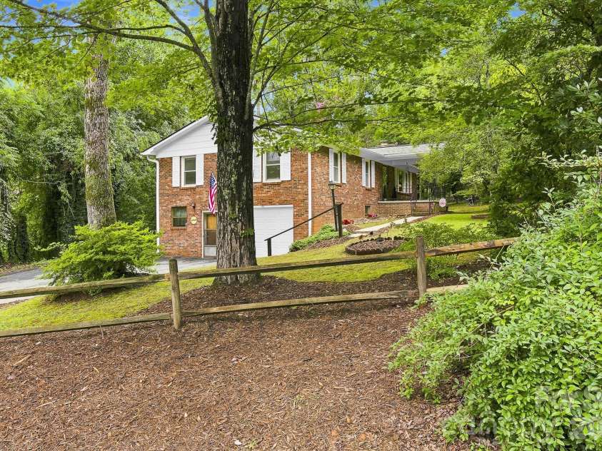 108 Arthur Lane, Hendersonville, NC 28791.  MLS# CAR4400429, YatesRealty ID 40469. 