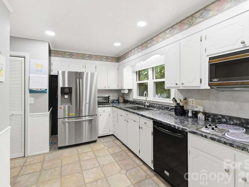 108 Arthur Lane, Hendersonville, NC 28791.  MLS# CAR4400429, YatesRealty ID 40469. 