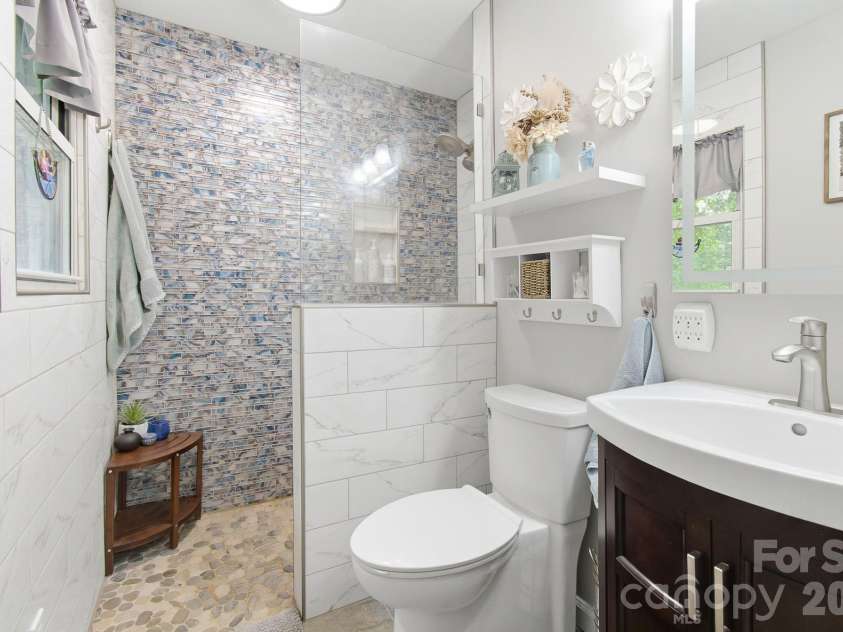108 Arthur Lane, Hendersonville, NC 28791.  MLS# CAR4400429, YatesRealty ID 40469. 