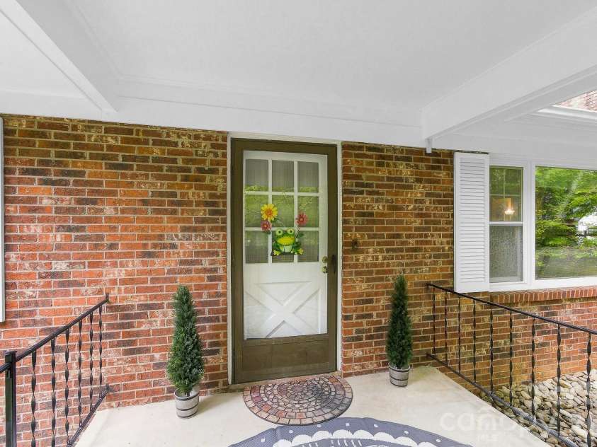 108 Arthur Lane, Hendersonville, NC 28791.  MLS# CAR4400429, YatesRealty ID 40469. 