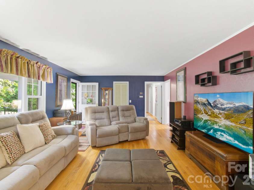 108 Arthur Lane, Hendersonville, NC 28791.  MLS# CAR4400429, YatesRealty ID 40469. 