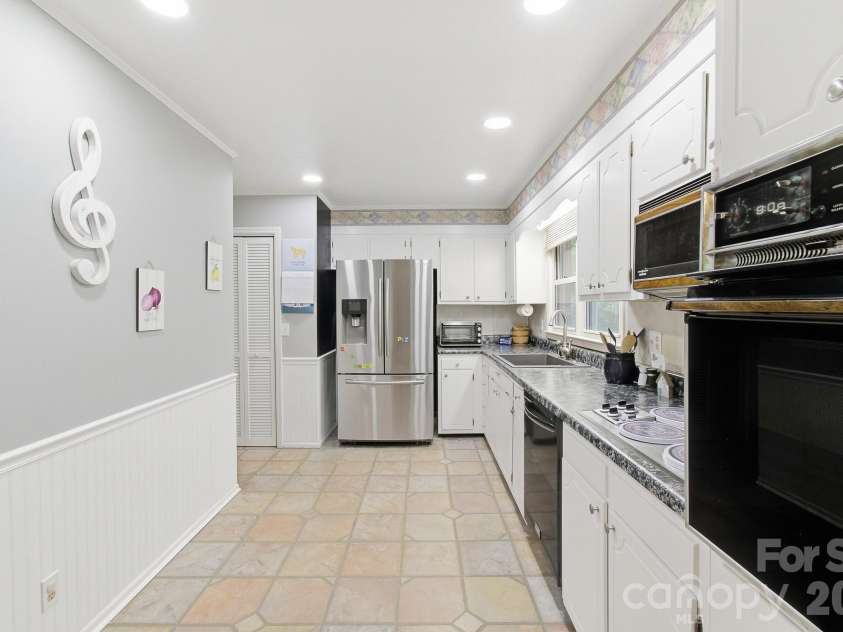 108 Arthur Lane, Hendersonville, NC 28791.  MLS# CAR4400429, YatesRealty ID 40469. 