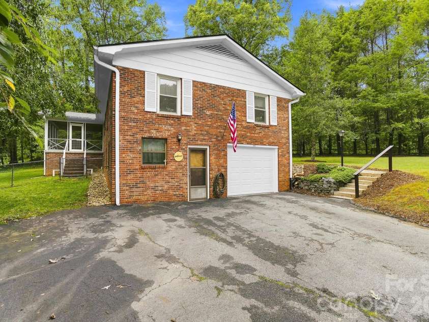 108 Arthur Lane, Hendersonville, NC 28791.  MLS# CAR4400429, YatesRealty ID 40469. 