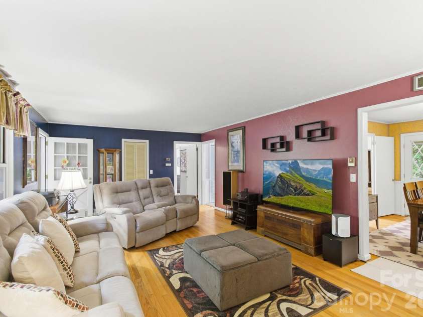 108 Arthur Lane, Hendersonville, NC 28791.  MLS# CAR4400429, YatesRealty ID 40469. 