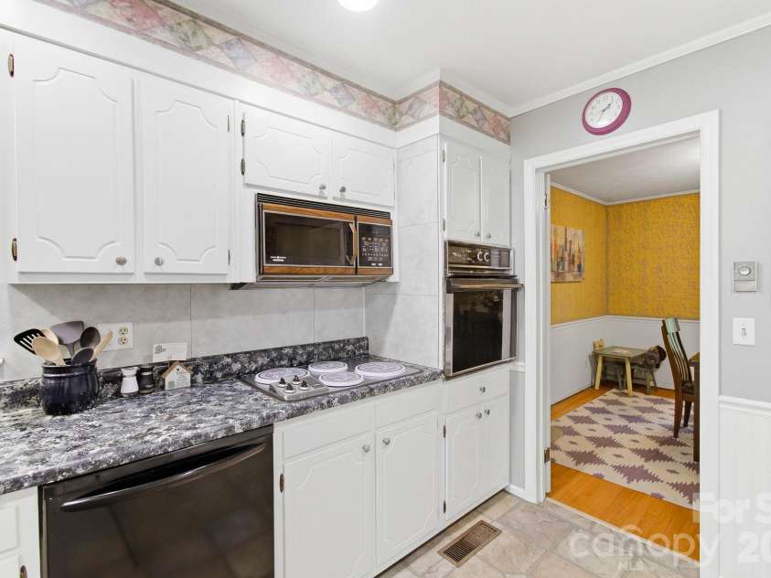 108 Arthur Lane, Hendersonville, NC 28791.  MLS# CAR4400429, YatesRealty ID 40469. 
