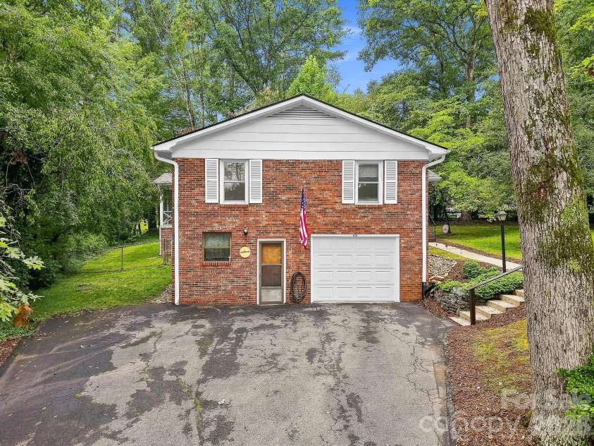 108 Arthur Lane, Hendersonville, NC 28791.  MLS# CAR4400429, YatesRealty ID 40469. 