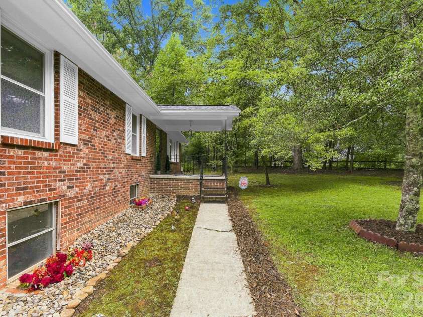 108 Arthur Lane, Hendersonville, NC 28791.  MLS# CAR4400429, YatesRealty ID 40469. 