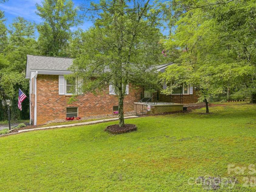 108 Arthur Lane, Hendersonville, NC 28791.  MLS# CAR4400429, YatesRealty ID 40469. 