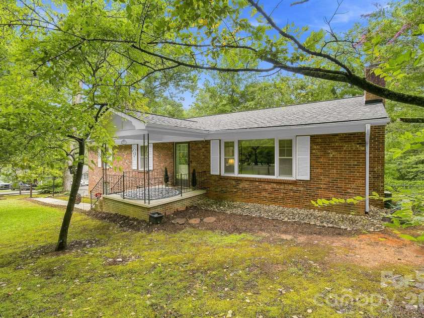 108 Arthur Lane, Hendersonville, NC 28791.  MLS# CAR4400429, YatesRealty ID 40469. 