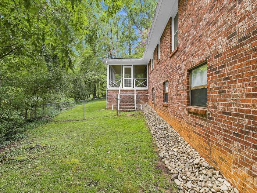 108 Arthur Lane, Hendersonville, NC 28791.  MLS# CAR4400429, YatesRealty ID 40469. 