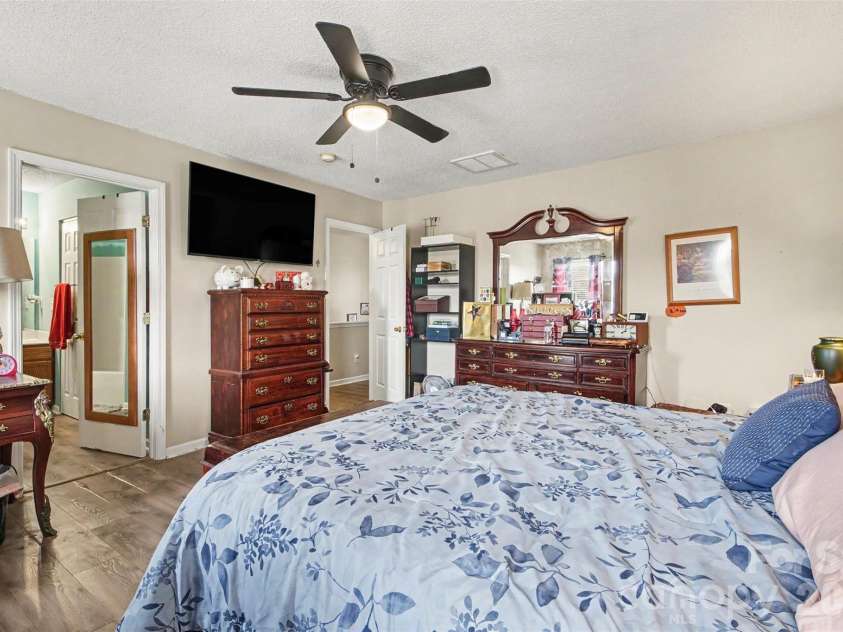 2026 Edenderry Drive, Statesville, NC 28625.  MLS# CAR4405689, YatesRealty ID 40476. 