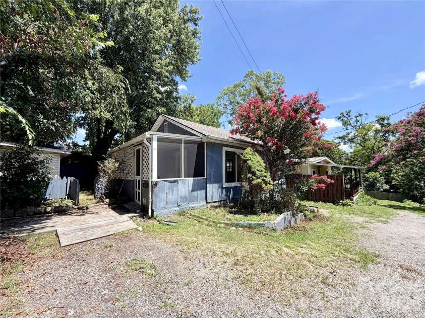 6 Leita Lane, Asheville, NC 28806.  MLS# CAR4403814, YatesRealty ID 40482. 