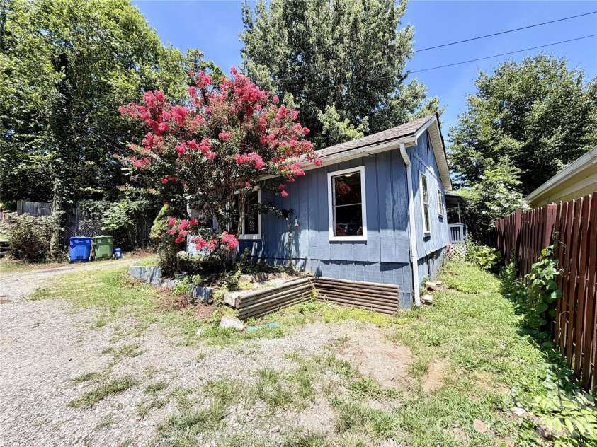 6 Leita Lane, Asheville, NC 28806.  MLS# CAR4403814, YatesRealty ID 40482. 