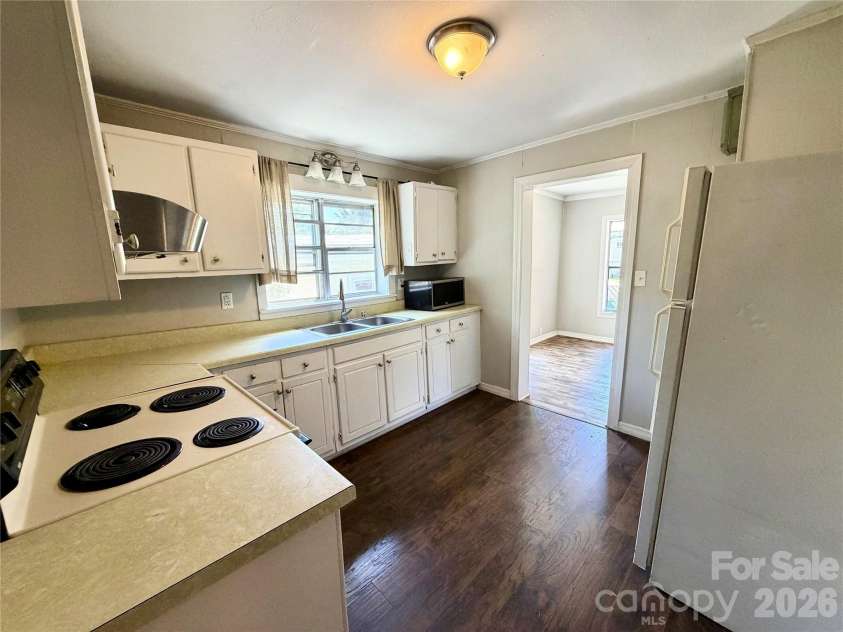 6 Leita Lane, Asheville, NC 28806.  MLS# CAR4403814, YatesRealty ID 40482. 
