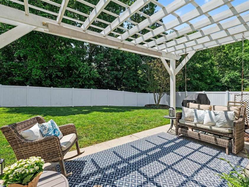 3409 Market View Drive, Davidson, NC 28036.  MLS# CAR4409098, YatesRealty ID 40489. 