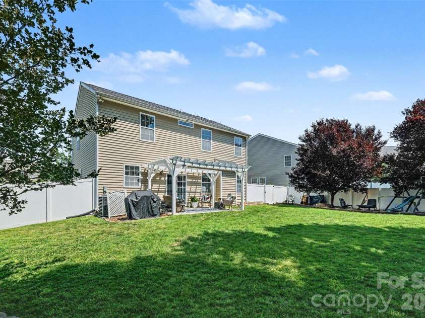 3409 Market View Drive, Davidson, NC 28036.  MLS# CAR4409098, YatesRealty ID 40489. 