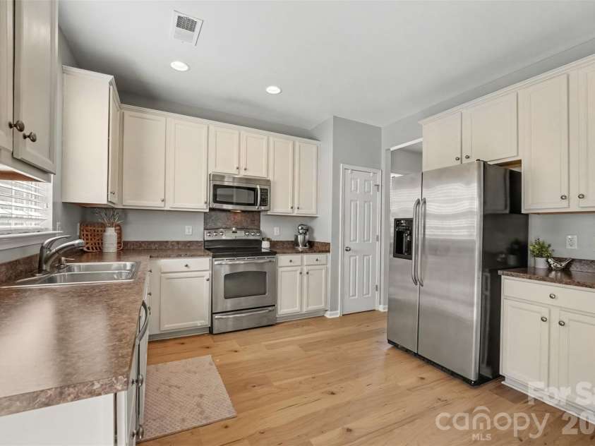 3409 Market View Drive, Davidson, NC 28036.  MLS# CAR4409098, YatesRealty ID 40489. 