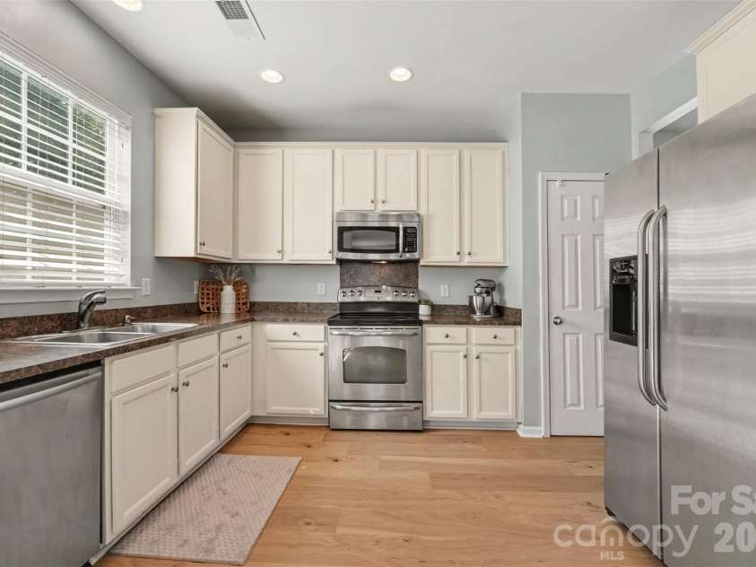 3409 Market View Drive, Davidson, NC 28036.  MLS# CAR4409098, YatesRealty ID 40489. 