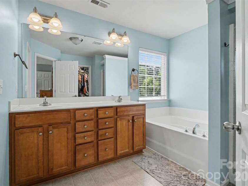 3409 Market View Drive, Davidson, NC 28036.  MLS# CAR4409098, YatesRealty ID 40489. 