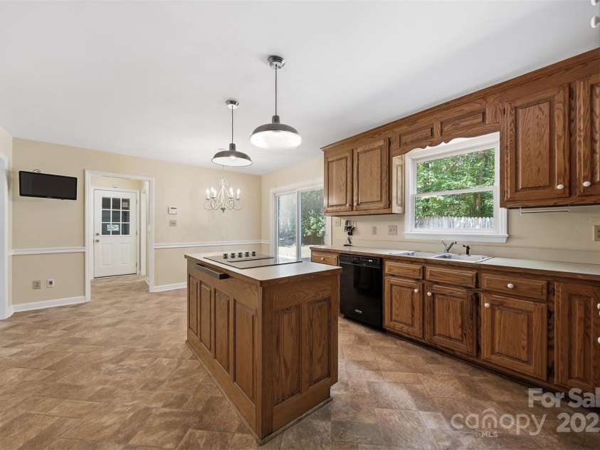 147 35th Avenue, Hickory, NC 28601.  MLS# CAR4333841, YatesRealty ID 4049. 