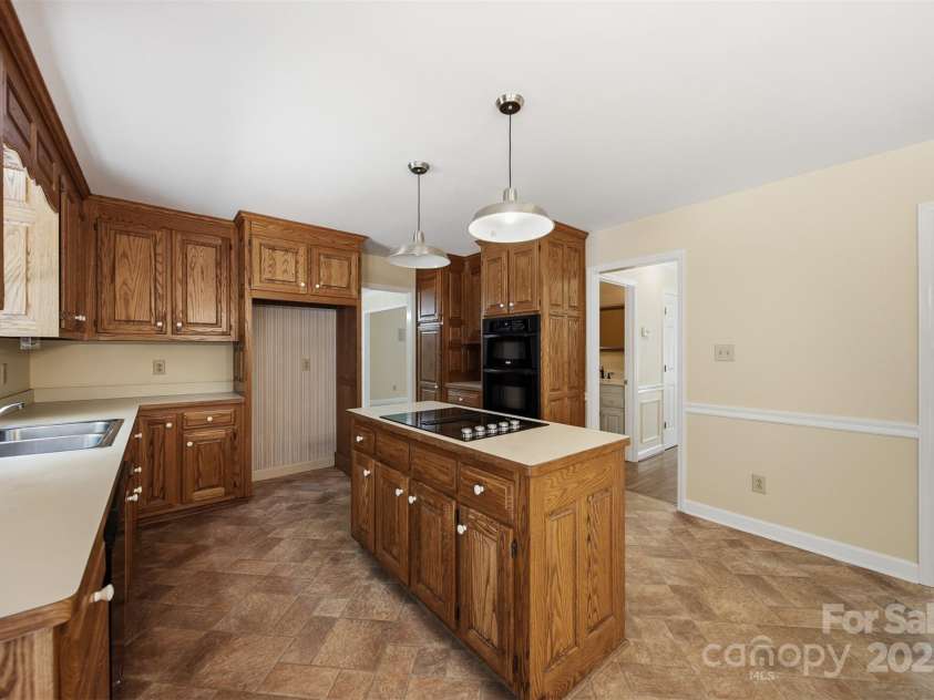 147 35th Avenue, Hickory, NC 28601.  MLS# CAR4333841, YatesRealty ID 4049. 