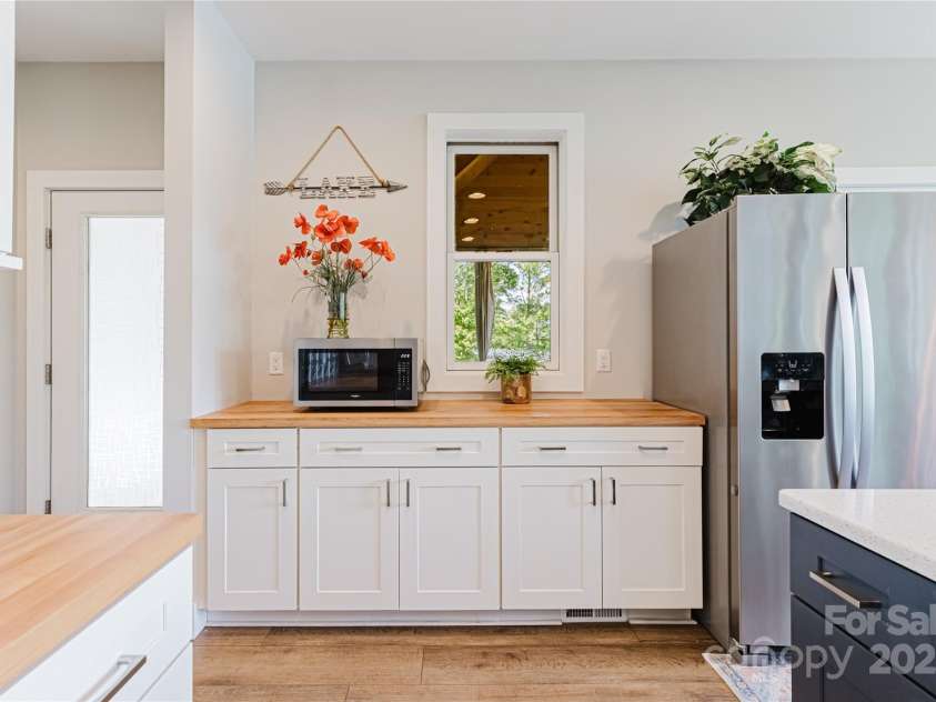 216 Alarka Point, Bryson City, NC 28713.  MLS# CAR4292798, YatesRealty ID 4049. 