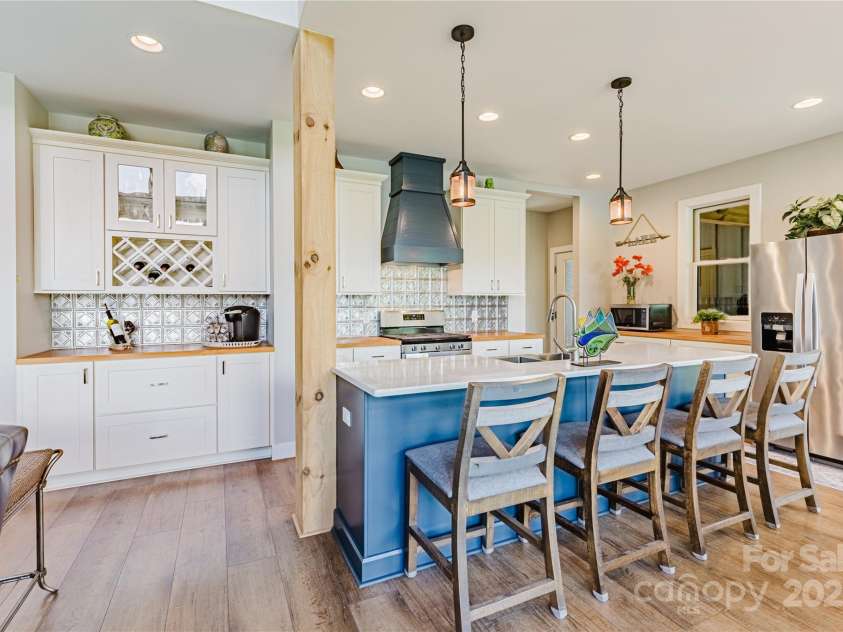 216 Alarka Point, Bryson City, NC 28713.  MLS# CAR4292798, YatesRealty ID 4049. Light and Airy