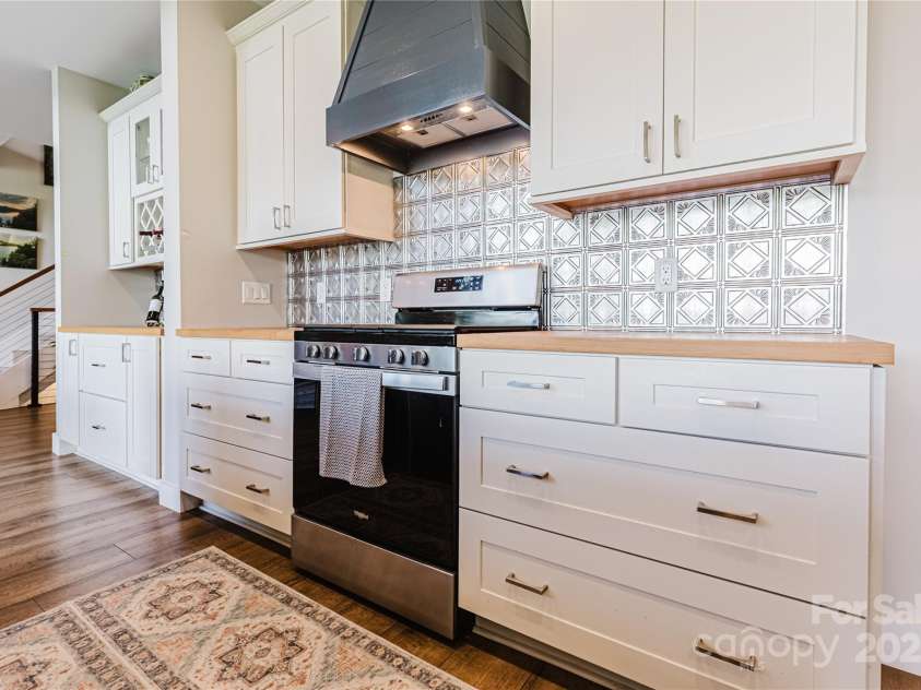 216 Alarka Point, Bryson City, NC 28713.  MLS# CAR4292798, YatesRealty ID 4049. Plenty of Cabinet Space