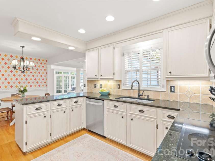 2501 Valencia Terrace, Charlotte, NC 28226.  MLS# CAR4406254, YatesRealty ID 40490. 