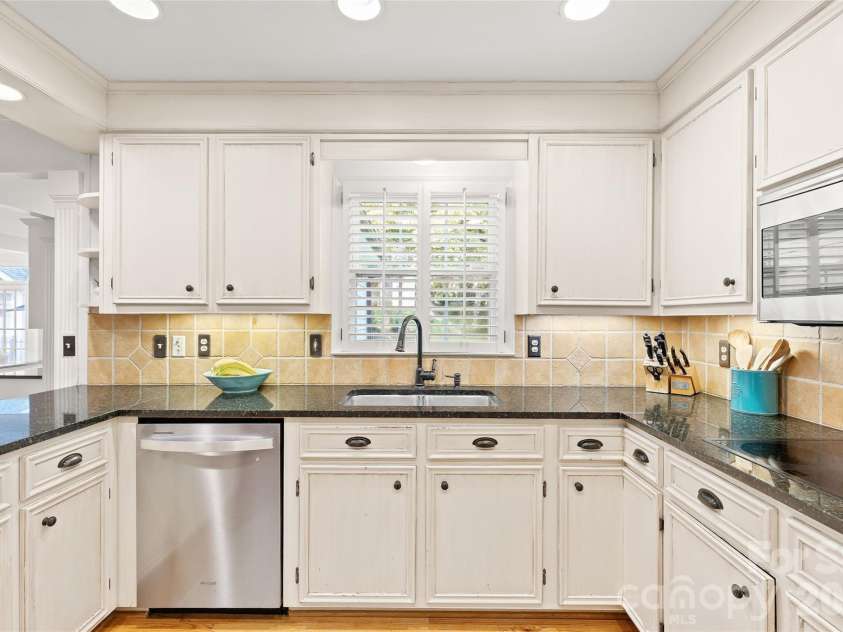 2501 Valencia Terrace, Charlotte, NC 28226.  MLS# CAR4406254, YatesRealty ID 40490. 