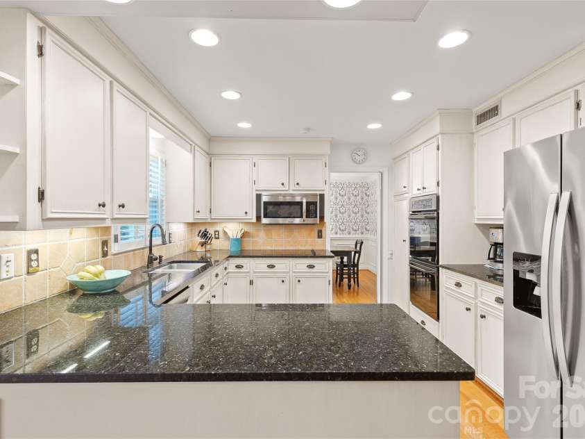 2501 Valencia Terrace, Charlotte, NC 28226.  MLS# CAR4406254, YatesRealty ID 40490. 
