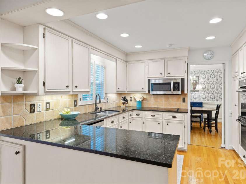 2501 Valencia Terrace, Charlotte, NC 28226.  MLS# CAR4406254, YatesRealty ID 40490. 