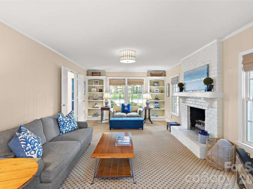 2501 Valencia Terrace, Charlotte, NC 28226.  MLS# CAR4406254, YatesRealty ID 40490. 