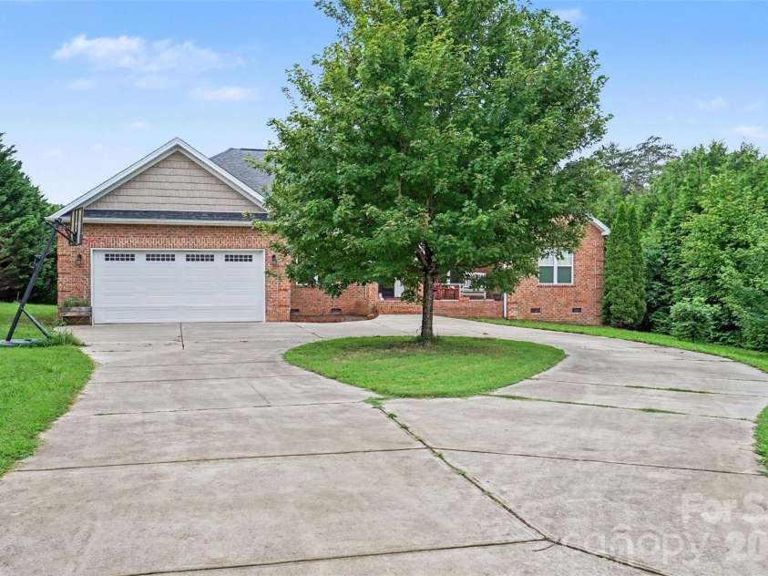 4574 Hunter Rhyne Road, Lincolnton, NC 28092.  MLS# CAR4398047, YatesRealty ID 40491. Circle Driveway