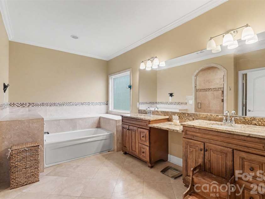 4574 Hunter Rhyne Road, Lincolnton, NC 28092.  MLS# CAR4398047, YatesRealty ID 40491. Primary Bath