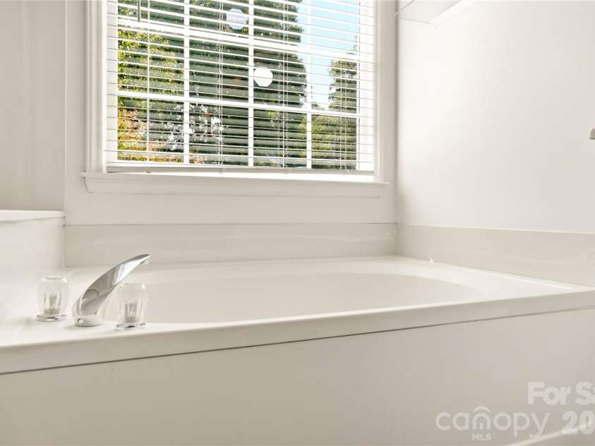 2604 Lamp Post Lane, Kannapolis, NC 28081.  MLS# CAR4406539, YatesRealty ID 40492. Primary Bathtub