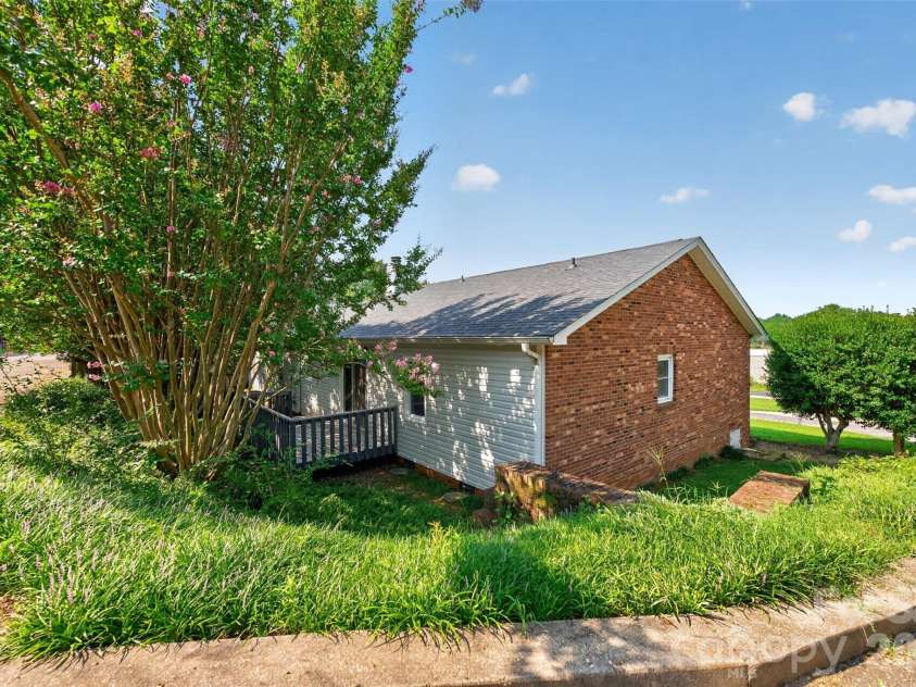 1326 Old Lenoir Road, Hickory, NC 28601.  MLS# CAR4409712, YatesRealty ID 40496. 