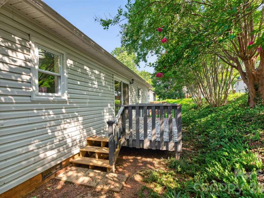 1326 Old Lenoir Road, Hickory, NC 28601.  MLS# CAR4409712, YatesRealty ID 40496. 