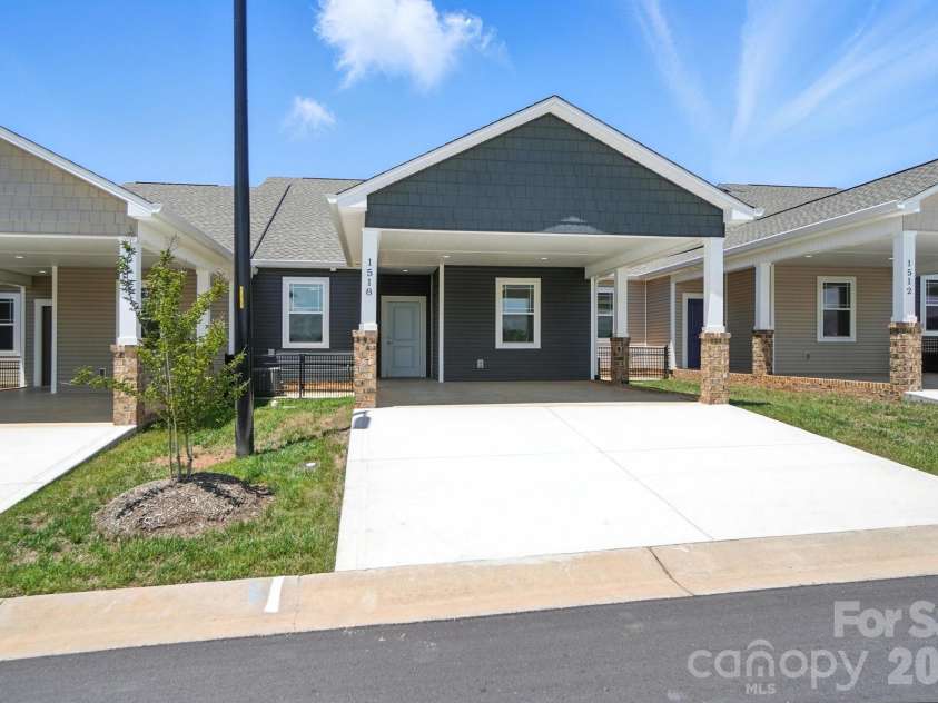1518 29th Street, Hickory, NC 28602.  MLS# CAR4409061, YatesRealty ID 40505. 