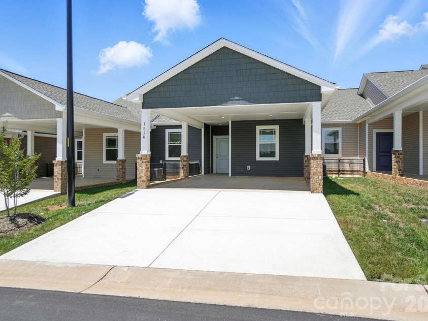 1518 29th Street, Hickory, NC 28602.  MLS# CAR4409061, YatesRealty ID 40505. 