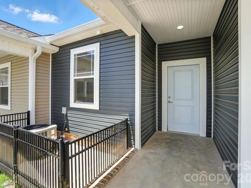 1518 29th Street, Hickory, NC 28602.  MLS# CAR4409061, YatesRealty ID 40505. 