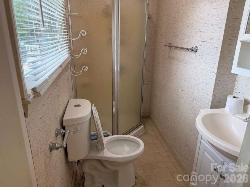 1507 Dallas Cherryville Highway, Dallas, NC 28034.  MLS# CAR4407135, YatesRealty ID 40516. 