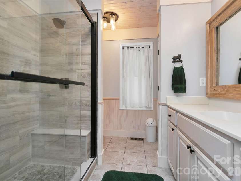 2 Duya Court, Brevard, NC 28712.  MLS# CAR4404747, YatesRealty ID 40518. Primary en suite Bathroom