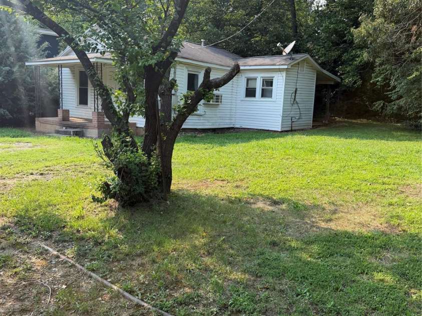 402 Lincoln Street, Belmont, NC 28012.  MLS# CAR4408775, YatesRealty ID 40525. 