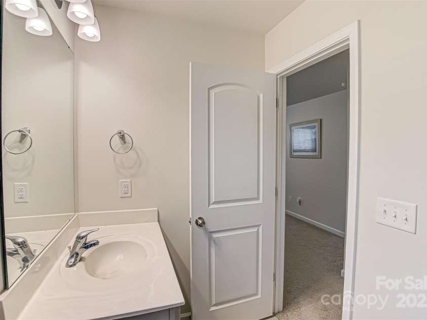 17030 Carolina Pine Row, Charlotte, NC 28278.  MLS# CAR4318898, YatesRealty ID 4053. Bathroom