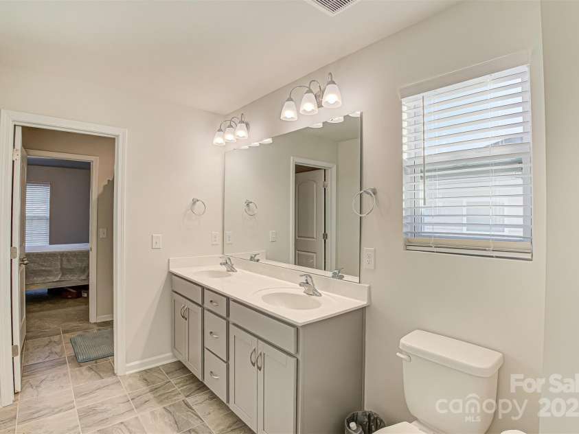 17030 Carolina Pine Row, Charlotte, NC 28278.  MLS# CAR4318898, YatesRealty ID 4053. Bathroom