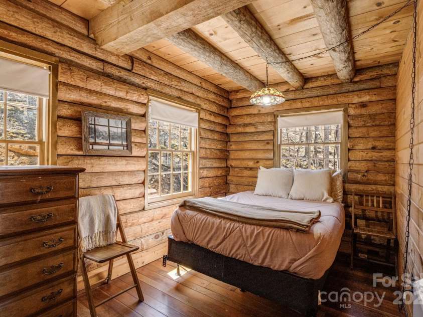 505 Teenas Lane, Burnsville, NC 28714.  MLS# CAR4232237, YatesRealty ID 4053. Main floor bedroom